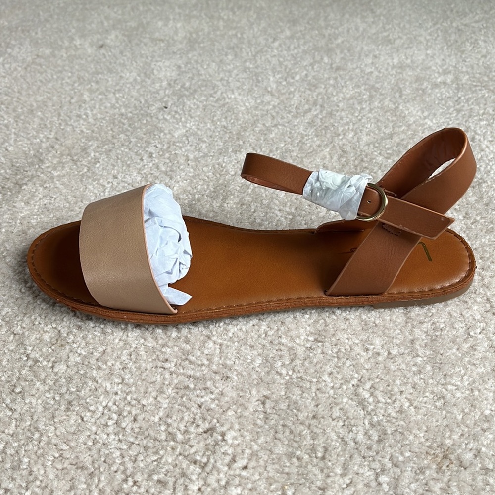 Lulu’s Flat Sandals - Picture 2 of 3